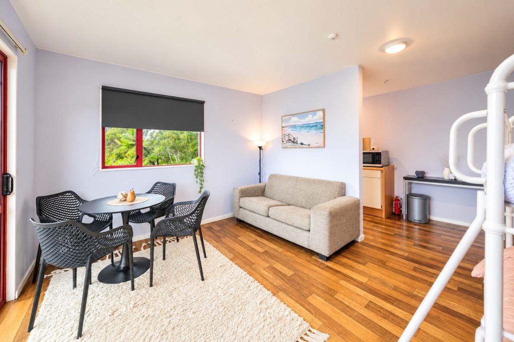 Dining table and lounge in Weka, the bay through the windows
