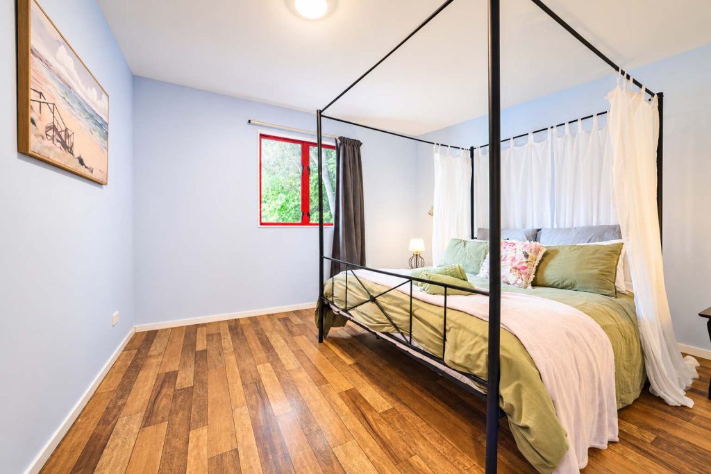 The four-poster queen bed