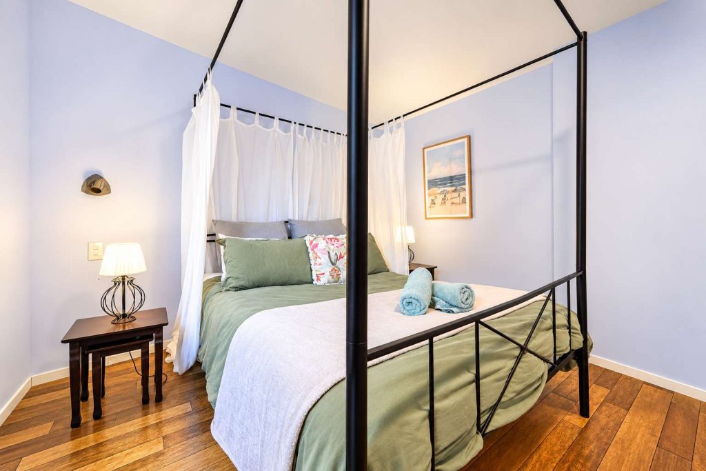 Four-poster queen bedroom in Weka