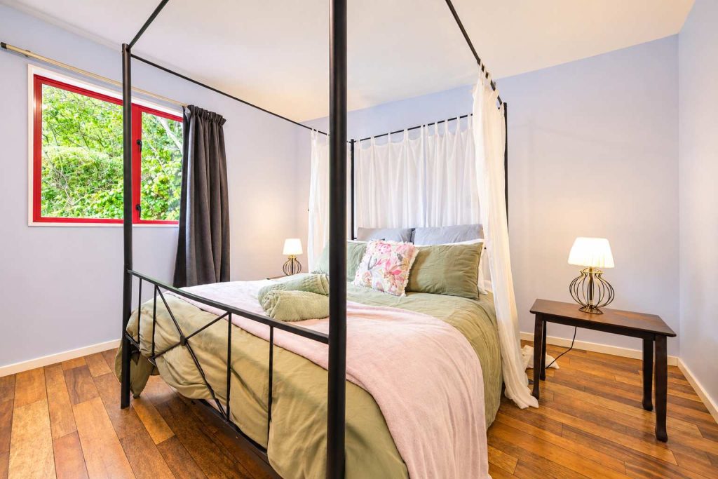 The four-poster queen bedroom in Weka